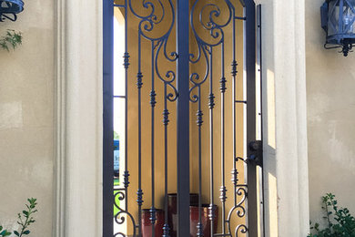 ボイシにある地中海スタイルのおしゃれな玄関の写真