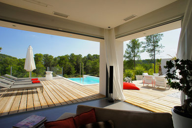 Cette image montre une terrasse design.