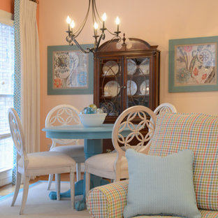 На фото: маленькая гостиная-столовая в стиле кантри с оранжевыми стенами и светлым паркетным полом без камина с