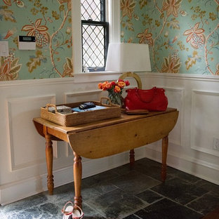 Idéer för att renovera en liten eklektisk foajé, med skiffergolv, en enkeldörr, en svart dörr och flerfärgade väggar