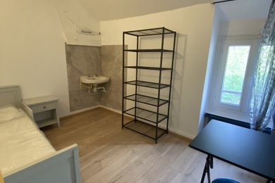 Idées déco pour une petite chambre blanche et bois classique avec un mur blanc, parquet clair et aucune cheminée.