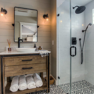 Свежая идея для дизайна: ванная комната в стиле современная классика с фасадами островного типа, фасадами цвета дерева среднего тона, душем без бортиков, черно-белой плиткой, серыми стенами, полом из цементной плитки, настольной раковиной, разноцветным полом и душем с распашными дверями - отличное фото интерьера