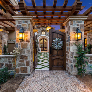 Inspiration för mycket stora shabby chic-inspirerade flerfärgade hus, med två våningar, blandad fasad, sadeltak och tak i mixade material