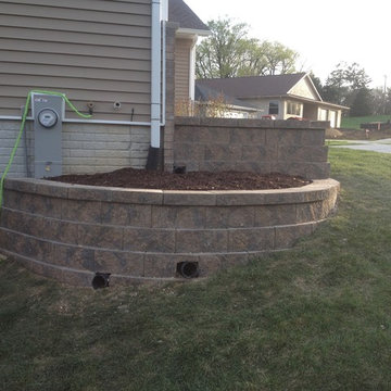 Foundation planter retaining wall