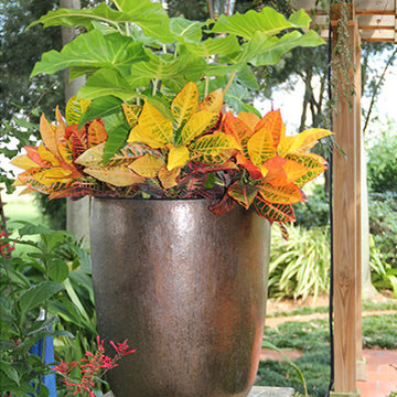 The Big Earth Pottery Collection: Footed Planter