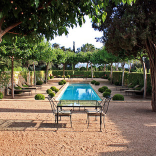 Foto på en medelhavsstil pool, med granitkomposit