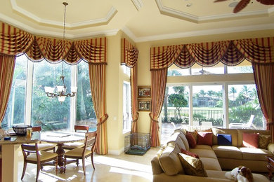 Example of a classic living room design in Miami