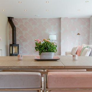 Inspiration för ett funkis vardagsrum, med rosa väggar