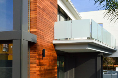 This is an example of a modern two-storey exterior in Barcelona with wood siding.