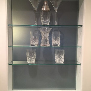 Пример оригинального дизайна интерьера: маленькая линейная кухня в стиле кантри с обеденным столом, фасадами в стиле шейкер, белыми фасадами, столешницей из гранита, коричневым фартуком, фиолетовым полом и коричневой столешницей без острова