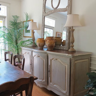 シンシナティの中サイズのトラディショナルスタイルのLDKの画像 (ベージュの壁、無垢フローリング)