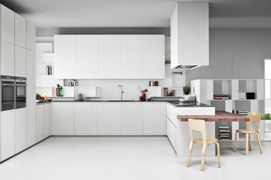 Modelo de cocina moderna de tamaño medio con fregadero bajoencimera, armarios con paneles lisos, puertas de armario blancas y encimera de azulejos