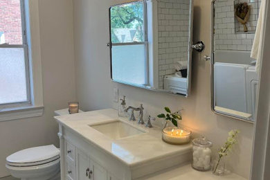 デトロイトにあるトランジショナルスタイルのおしゃれな浴室の写真