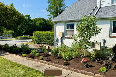 Design ideas for a traditional full sun river rock garden path in Philadelphia.