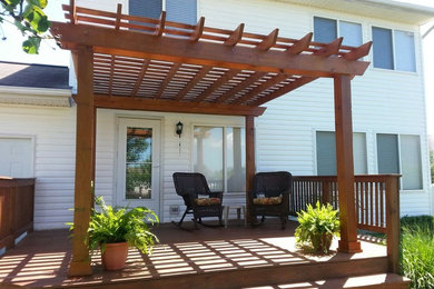 Example of a trendy deck design in Cincinnati