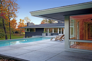 Mid-century modern exterior home photo in Minneapolis