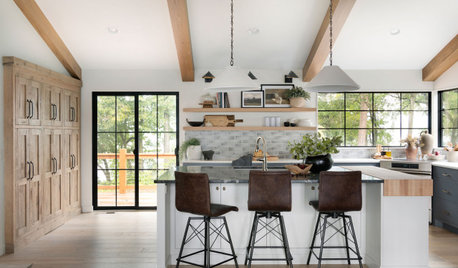 Kitchen of the Week: Big Family Gatherings at a USA Lake House