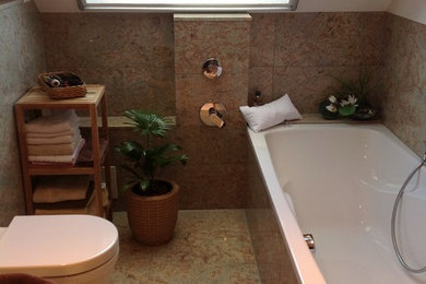 Kleines Modernes Duschbad mit Einbaubadewanne, Wandtoilette, beigen Fliesen, braunen Fliesen, weißer Wandfarbe und braunem Boden in Frankfurt am Main