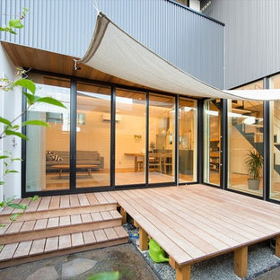 他の地域の小さいモダンスタイルのおしゃれな横庭のデッキ (オーニング・日よけ) の写真