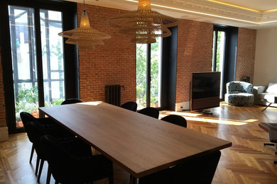 Imagen de comedor nórdico grande abierto con suelo de madera en tonos medios y suelo marrón