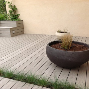 パリの大きいコンテンポラリースタイルのおしゃれな裏庭のデッキの写真