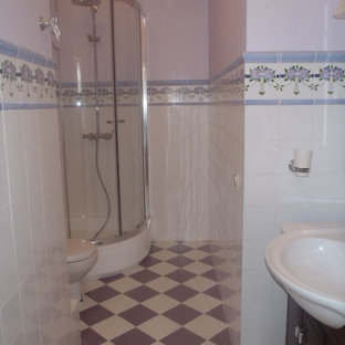 Esempio di una piccola stanza da bagno con doccia moderna con ante con riquadro incassato, ante marroni, piastrelle bianche, piastrelle in ceramica, pareti rosa, pavimento in gres porcellanato e pavimento viola