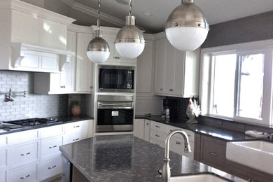 Example of a kitchen design in Jacksonville