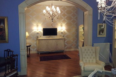 Idee per un'ampia sala da pranzo aperta verso il soggiorno classica con parquet chiaro e pavimento marrone
