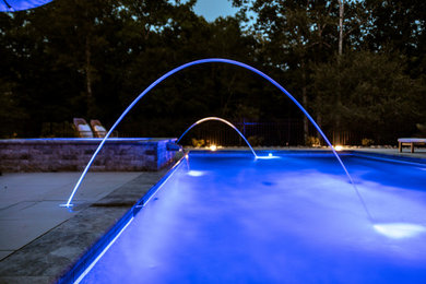 Ejemplo de piscinas y jacuzzis minimalistas grandes rectangulares en patio lateral con entablado