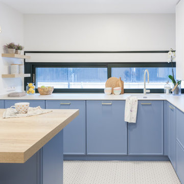 Reforma integral de una cocina en blanco y azul