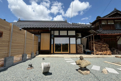 他の地域にある和モダンなおしゃれな家の外観 (漆喰サイディング) の写真