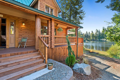Example of a mountain style deck design in Seattle