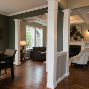 ポートランドの中サイズのLDKの画像 (ベージュの壁、無垢フローリング)