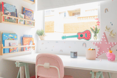 Imagen de dormitorio infantil de 4 a 10 años de tamaño medio con paredes blancas y suelo de baldosas de cerámica