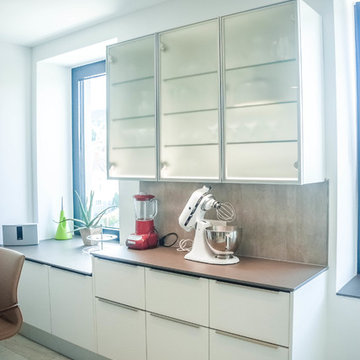 LED-Beleuchteter Glasschrank in Generations-/Gemeinschaftsküche