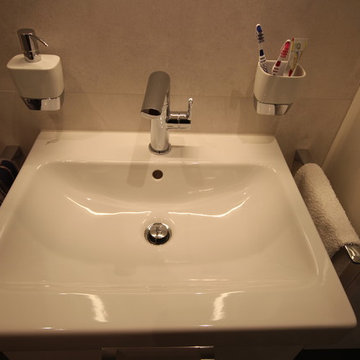 kleines Duschbad mit Echtglas-Schiebetür und Dusch-WC