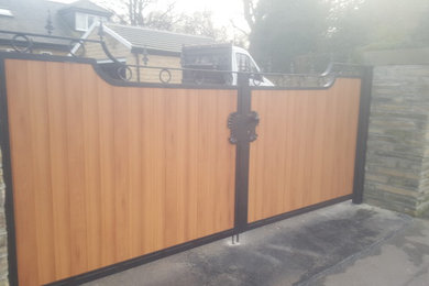 Knotwood aluminium infill driveway gates