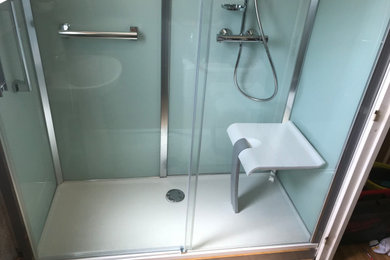 Idées déco pour une salle d'eau moderne de taille moyenne avec un espace douche bain et une cabine de douche à porte coulissante.