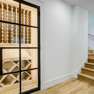Ispirazione per una grande cantina minimalista con rastrelliere portabottiglie