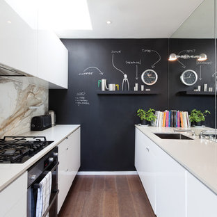 ロンドンのコンテンポラリースタイルのおしゃれなII型キッチン (フラットパネル扉のキャビネット、白いキャビネット、白いキッチンパネル、石スラブのキッチンパネル、無垢フローリング) の写真