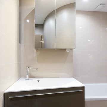 Salle de bain sur mesure dans un petit appartement a Paris