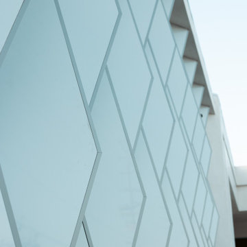 White Gloss ACP Rhomb Panels with Aluminum Corners and LED Lighting – Design Bui