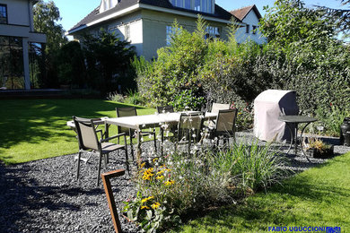 Idee per un giardino contemporaneo esposto a mezz'ombra di medie dimensioni e dietro casa in estate con ghiaia