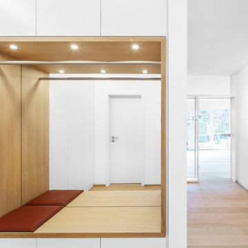 Minimalistische Garderobe mit Holzrahmen - Bad Honnef