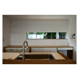 オーダーキッチン 背景の緑を楽しめる窓を設置 Contemporary Kitchen Other By 株式会社本井建築研究所一級建築士事務所 Houzz
