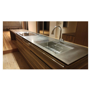 ダイニングテーブルと一体したキッチン Japanese Kitchen Other By 山田別注ステンレス有限会社 Houzz