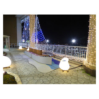 天空に舞う幻想的なオーロラ エクステリアモミの木 花巻店モデッロ 岩手県 イオンモール盛岡 2ｆテラス Asiatique Terrasse Et Patio Faubourg De Tokyo Par Proの庭照明 ライティングマイスター Houzz