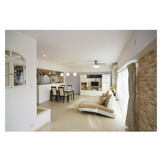 ブルーとレンガ調のアクセントクロスでカントリー風のリビング Farmhouse Living Room Other By 株式会社ナサホーム Houzz