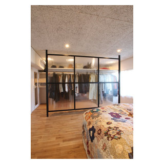青と白のメゾネットの家 Moderno Armario Tokio De リノべる Houzz