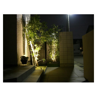 シンボルツリーのライトアップ エクステリア ガーデン ｚａｔ 富山県ｎ様邸 Asian House Exterior Tokyo Suburbs By Proの庭照明 ライティングマイスター Houzz Uk